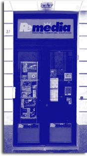 L'entrata principale del negozio Remedia di Acireale, al n&deg; 27 di via Galatea.